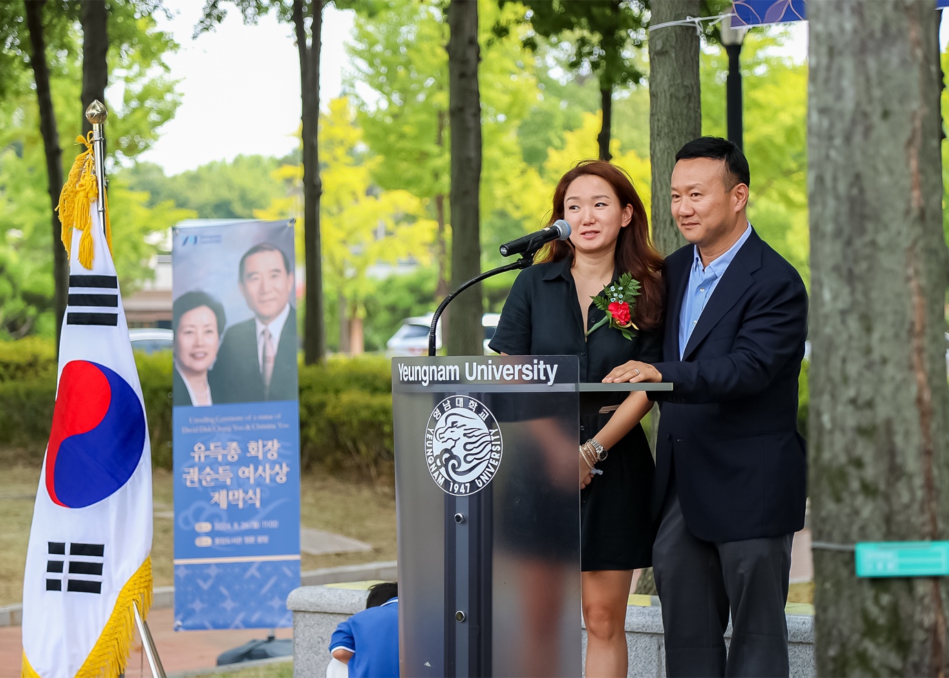 의류, 야외, 나무, 사람이(가) 표시된 사진

자동 생성된 설명