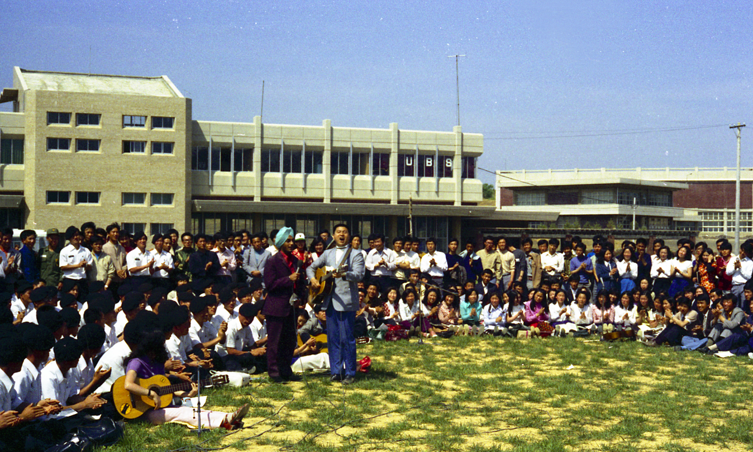 1973.05.12 경산캠퍼스에서 다함께 노래를1