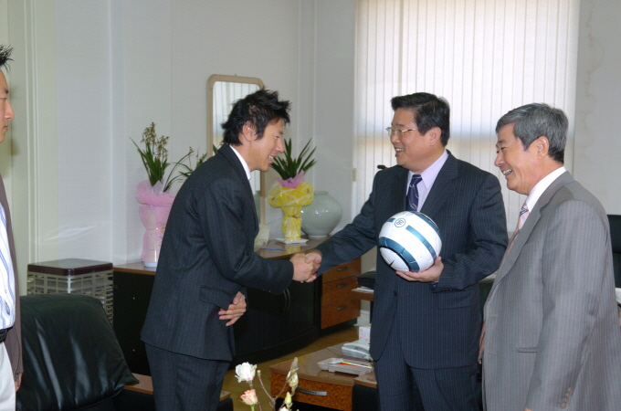 2005.03.28 프로축구선수 신태용 동문 장학금 기부 전달